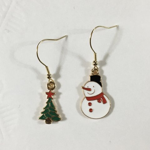 〈再販〉🎄クリスマス🎁可愛い雪だるま　アシンメトリー ピアス