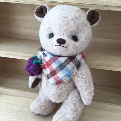 ハンドメイド　葡萄あみぐるみブローチ付きテディベア風ミルクティー色クマ🧸さんぬいぐるみ　F