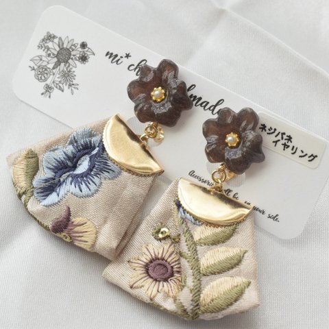 【イヤリング】レジンお花のパーツ(茶色)×インド刺繍リボン