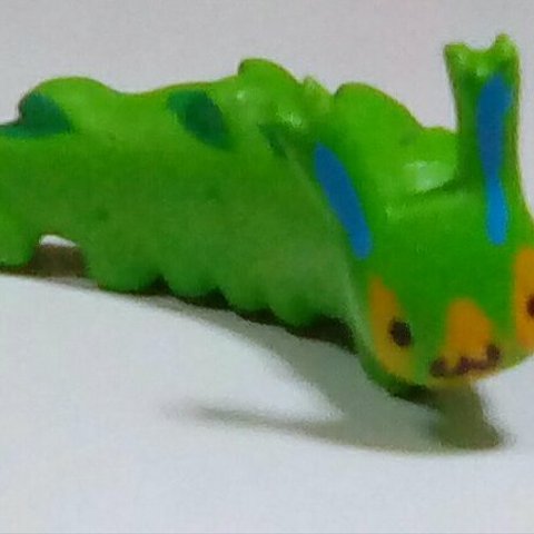 オオムラサキの幼虫フィギュア　いもむし　イモムシ　芋虫　蝶