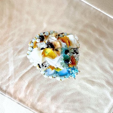 布のご褒美ブローチ　布　ビーズ　刺繍