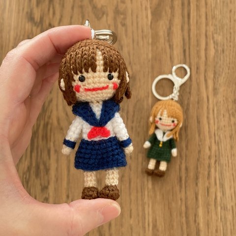 小さなあみぐるみキーホルダー♪セーラー服の女の子