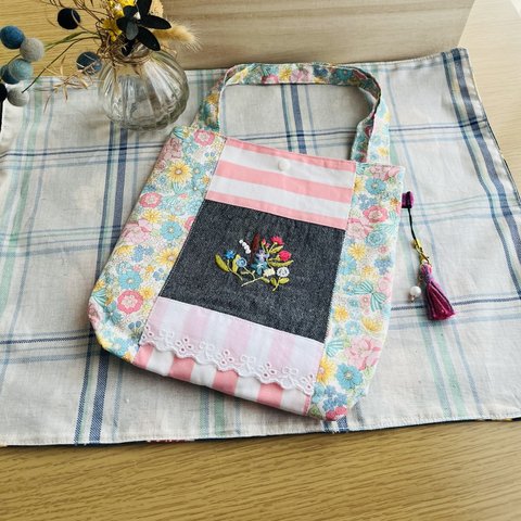 手刺繍オハナのトートバッグ*チャーム付き＊410