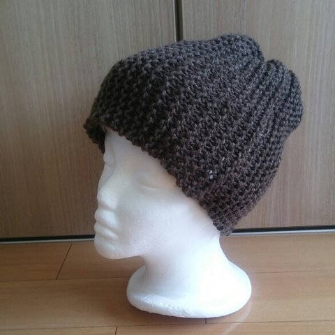 毛糸の手編み帽子(ブラウン)
