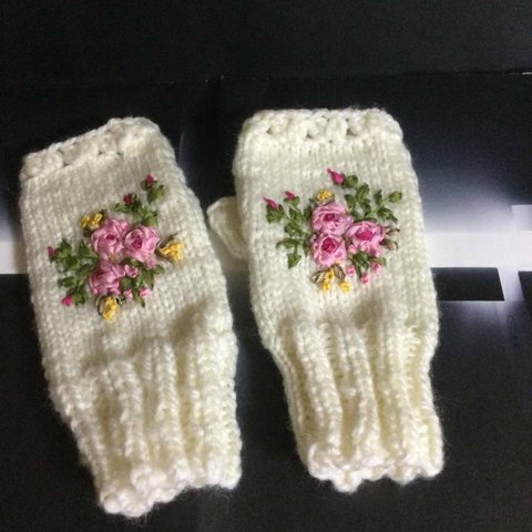 リボン刺繍のハンドウオーマー