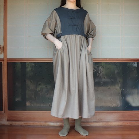 ［受注生産］bicolor China one-piece (ベージュ×ネイビー)