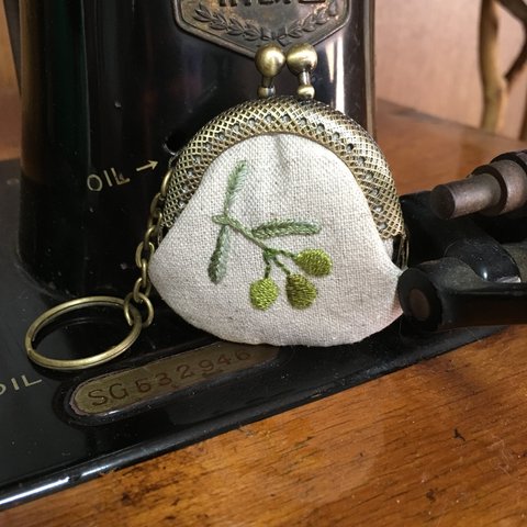 刺繍がま口キーホルダー・オリーブ