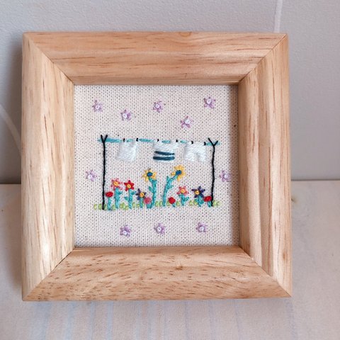 刺繍フレーム👕お洗濯ものとお花の刺繍 壁飾り インテリア雑貨 