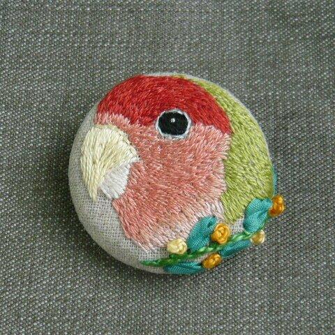 刺繍　コザクラインコ　ブローチ　くるみボタン　鳥