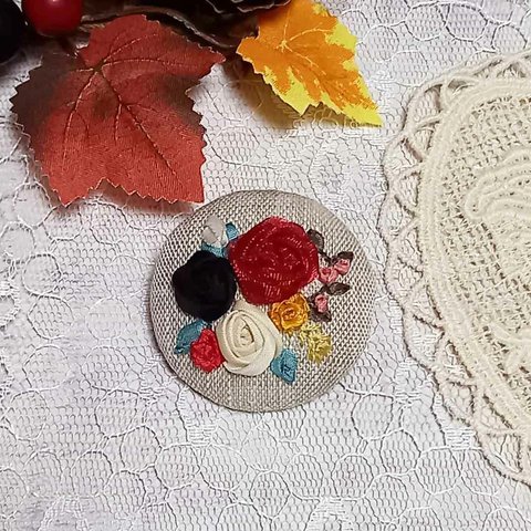 リボン刺繍のブローチ　クリスマスイメージC　赤～黒　薔薇アレンジ