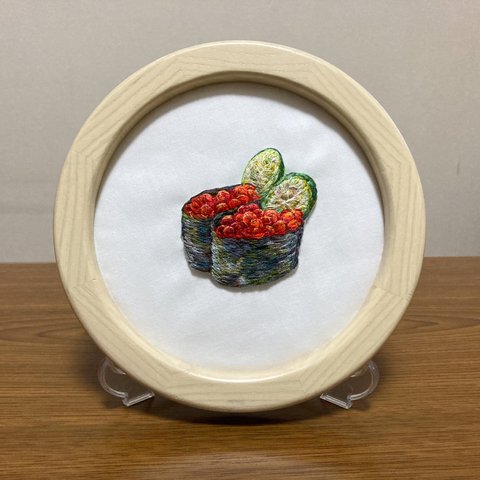 いくらの寿司の刺繍の額装作品