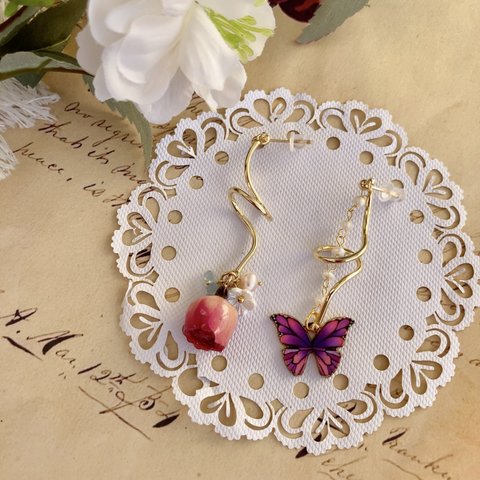 蝶バネとパープルのドライフラワー薔薇バラのピアス・イヤリング～ゴールド 紫