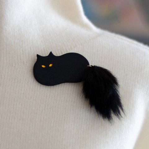 【瞳が選べる】ふわふわ尻尾の猫ブローチ / 黒