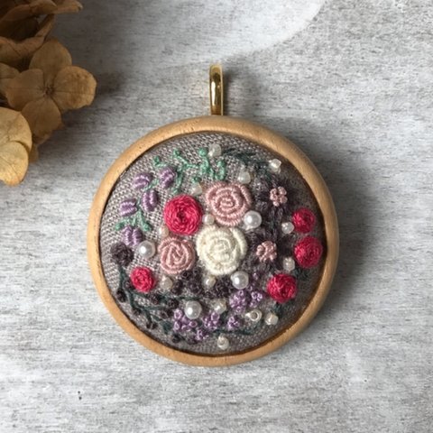 木枠ブローチ 刺繍ブローチ&ペンダントコンバーター付き