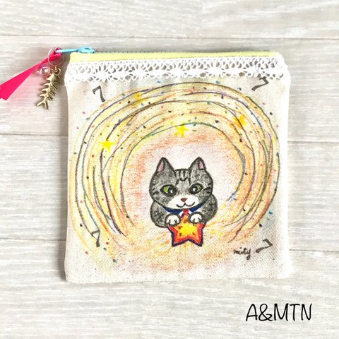 ほっこりファースト☝️手描きのはサバトラ猫ちゃん🐱可愛いスクエアポーチ〈キャッチ・ザ・スター〉