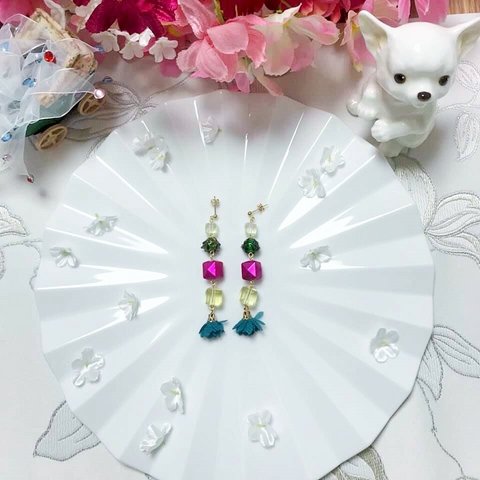 スウィングピアス　☆アメリカ輸入ビース☆　～キューブ＆フラワーフリンジ～　ピアス/フックピアス/イヤリング　ロングピアス