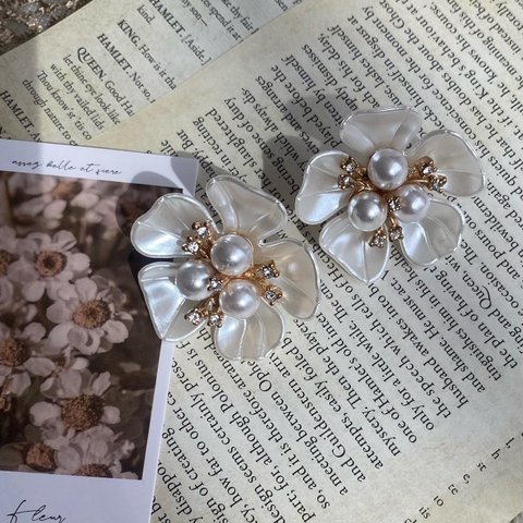 White flower accessory