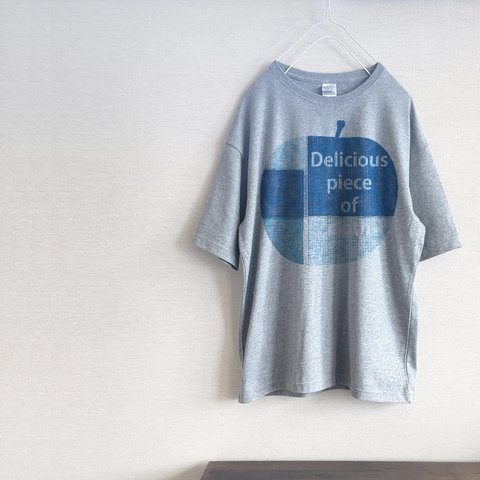 大きな青りんごのTシャツ（グレー）