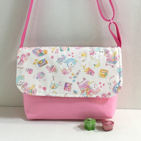 通園ショルダーバッグ（中）ポシェット　フタ付き　ショルダーバッグ(お弁当の入るバッグ)  ☆女の子向け☆   ピンクオックス✖️ユニコーン🦄