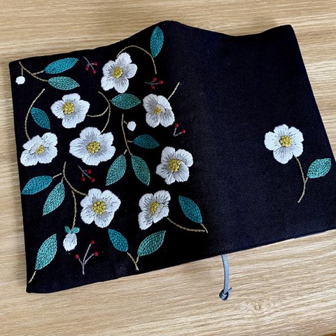 手刺繍ブックカバー＊クリスマスローズ　文庫　ほぼ日手帳