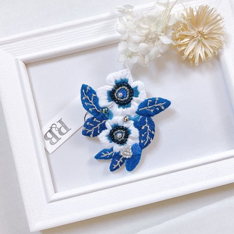 WhiteFlower blueLeaf ビーズ刺繍ブローチ