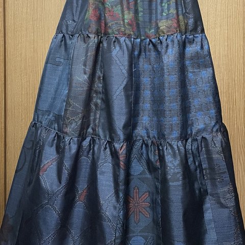 着物リメイク　藍色系　総柄　大島のパッチワークティアードスカート　フリーサイズ