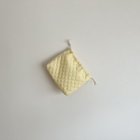 【pouch】カモミールカラーのキルティング生地で作った巾着袋・ポーチ（マチあり）