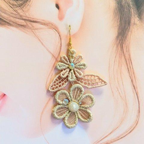 レースのお花ピアス②(ピンクベージュ)