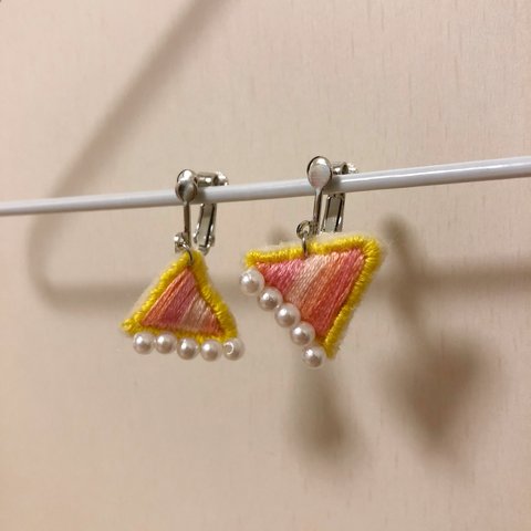 【送料無料】さんかく刺繍イヤリング