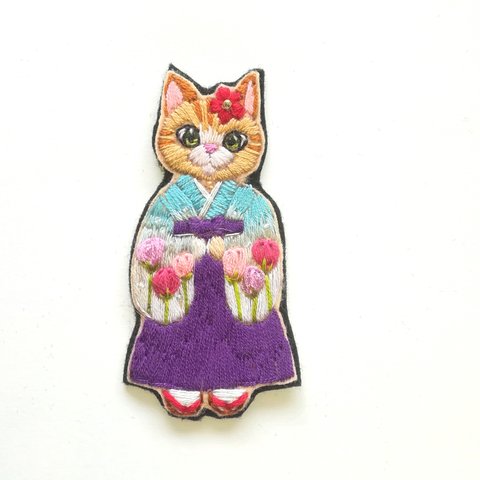 チューリップの袴のお嬢　刺繍ブローチ