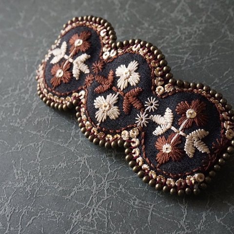 ビーズ刺繍と刺繍リボンのバレッタ