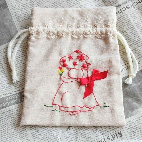 レースとお花摘の女の子の刺繍巾着