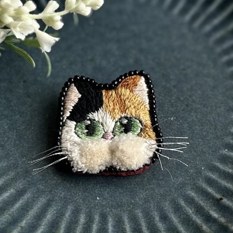 手刺繍ブローチ　猫刺繍　三毛猫