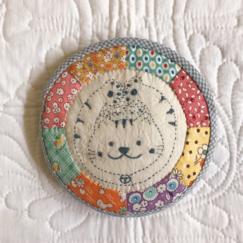 にゃんこ丸ポーチ「青刺繍」