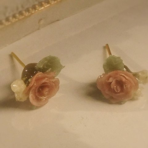 くすみピンク薔薇一輪とかすみ草のピアス