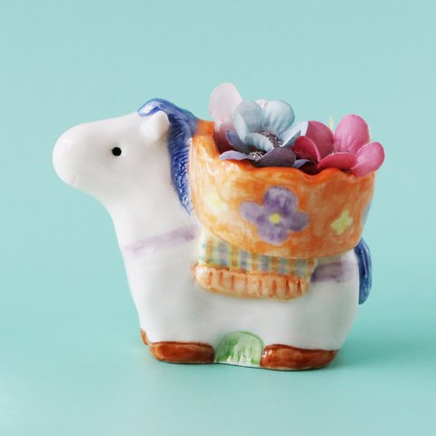 小さな幸せを運ぶ白馬の置物 （造花付き・磁器）