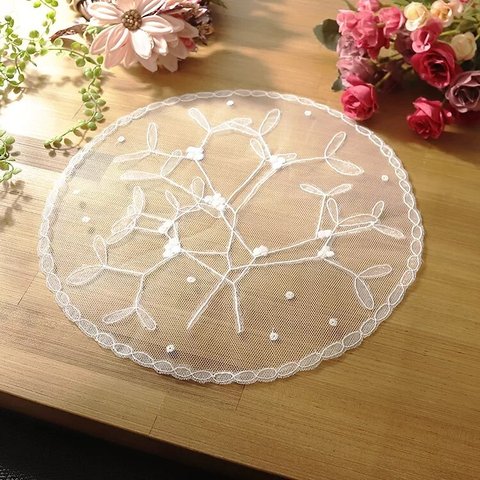 30ｃｍ。Carrickmacross lace,doily,The motif is mistletoe.　アイルランドのレース編み　白糸刺繡　カリックマクロス