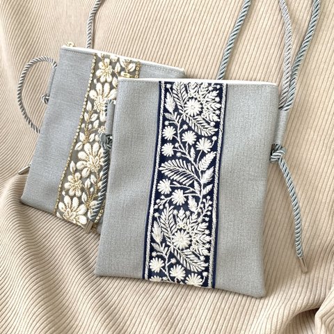 インド刺繍リボンが素敵なスマホポシェット　フラット　ファスナータイプ