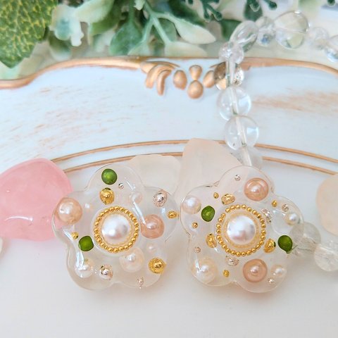 お花ピアス　green×beigeドットフラワー　樹脂ピアス