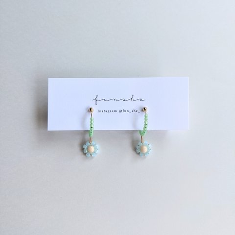 Tiny flower earrings (powder blue)