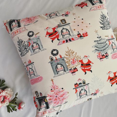 クッションカバー　45×45cm にぎやかクリスマス　かわいいサンタクロース