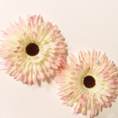 送料込み白に薄いピンク大きめパール付き花可愛いクロックスジビッツセット