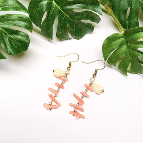 ハワイアン ピアス(イヤリングに変更可)／ピカケシェル&ピンク珊瑚 : Hawaiian earrings  / Pikake shell & pink-coral