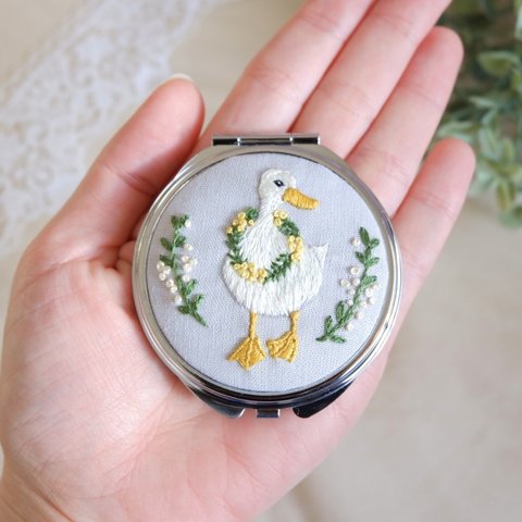 ミモザのアヒル▽手刺繍コンパクトミラー