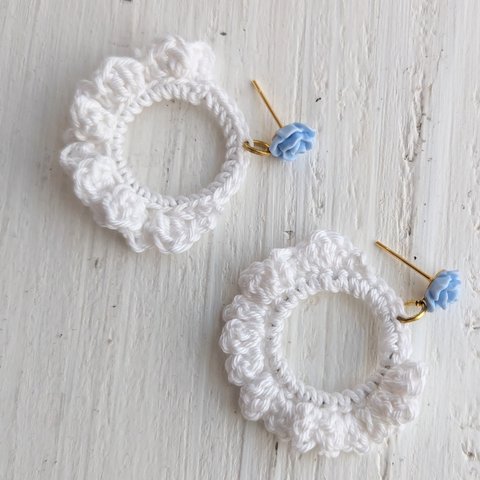 crochet ピアス ホワイト フリル 可愛い 水色のローズ イエローゴールド アレルギー対応