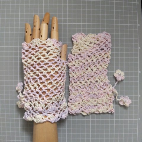 20番レース・ハンドウォーマー・ネット編み(ピンク、クリーム色)手袋*段染め　花モチーフ　ハンドメイド