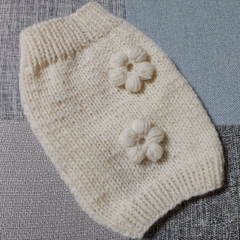 送料無料　№897　犬のセーター　シンプルオフホワイトのお花のモチーフセーター