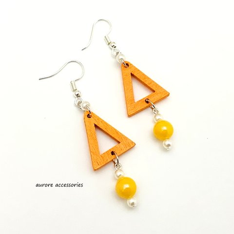 triangle pierced earrings　オレンジ　トライアングル　三角　揺れる　大ぶり　ウッドビーズ　