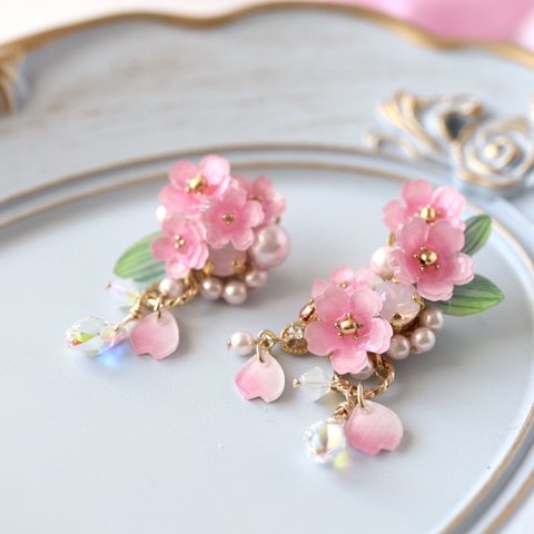 桜しゃらりん*ピアス／イヤリング（右耳）とイヤーカフ（左耳）※逆でもOK！　　花、春、ギフト、ホワイトデー