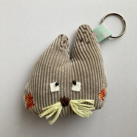 古着リメイク　猫のキーホルダー②　バッグチャーム　コーデュロイ　刺繍　ふわふわ